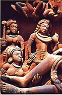 Бху-деви массирует стопы Вишну