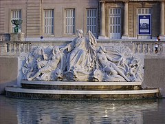 Statue et bassin du château.