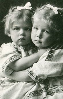 Deux filles avec un nœud dans les cheveux.