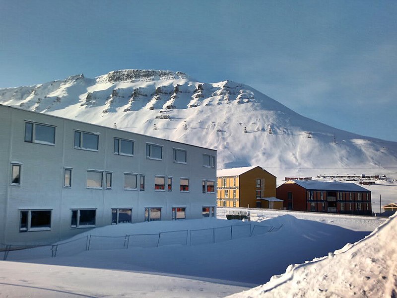 File:Artic city. Longyearbyen, Svalbard, Spitsbergen (33355204748).jpg