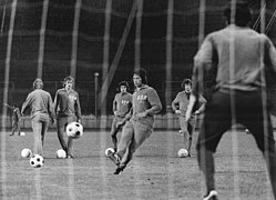 Bundesarchiv Bild 183-N0612-0024, X. Fußball-WM, DDR-Nationalmannschaft, Training.jpg