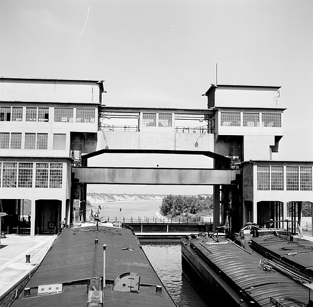 File:Damco 230 in de sluis in het Grand Canal d'Alsace bij Kembs, Bestanddeelnr 254-1244.jpg