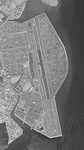 旧鹿児島空港の白黒空中写真（1967年撮影） 国土交通省 国土地理院 地図・空中写真閲覧サービスの空中写真を基に作成