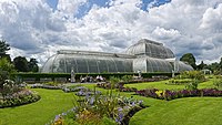 Ĝenerala vido de la porpalma vitrodomego Reĝa Botanika Ĝardeno de Londono, (Kew Gardens) Anglio.