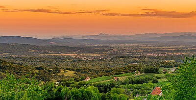 Slika:Panoramic view of Bela krajina at sunset (35007926333).jpg