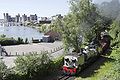 Ein Zug der Welsh Highland Railway verlässt Caernarfon