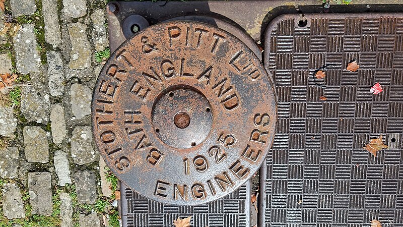 File:1925 bollard made by Stothert & Pitt Ltd. Engineers Bath England.jpg