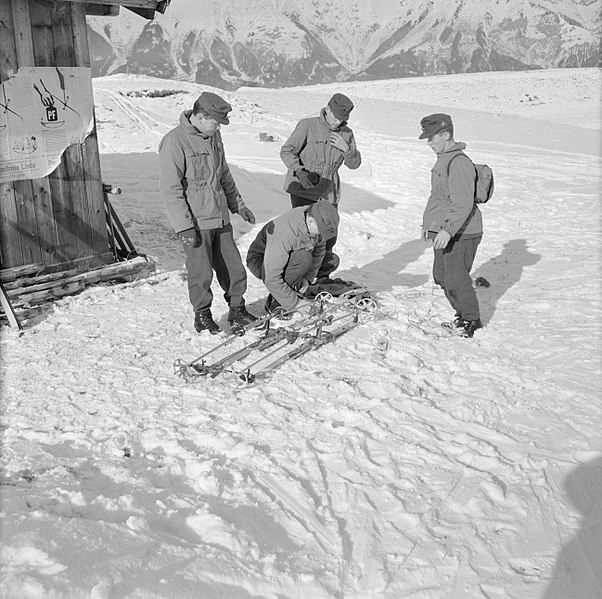 File:Militairen maken een slede van ski's en skistokken, Bestanddeelnr 254-4395.jpg