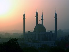 September 2010: Nigerianische Nationalmoschee in Abuja im Staub des Harmattan