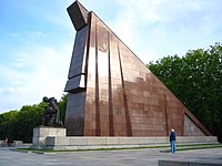 Una part del Memorial de Guerra Soviètic al Parc Treptower, teòricament construït amb marbre vermell -realment granit- tret de la Nova Cancelleria del Reich.