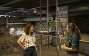 Guide de Parcs Canada devant une vitrine d'artéfacts