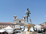 Santi Giorgio e Massimo (Dom) met Fontana Vecchia op het Domplein