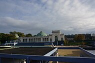 La piscine découverte (en avant) et la piscine ronde (en arrière-plan).