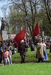 English: At Piskarevskoye Memorial Cemetery on Victory Day Русский: На Пискаревском мемориальном кладбище в День Победы