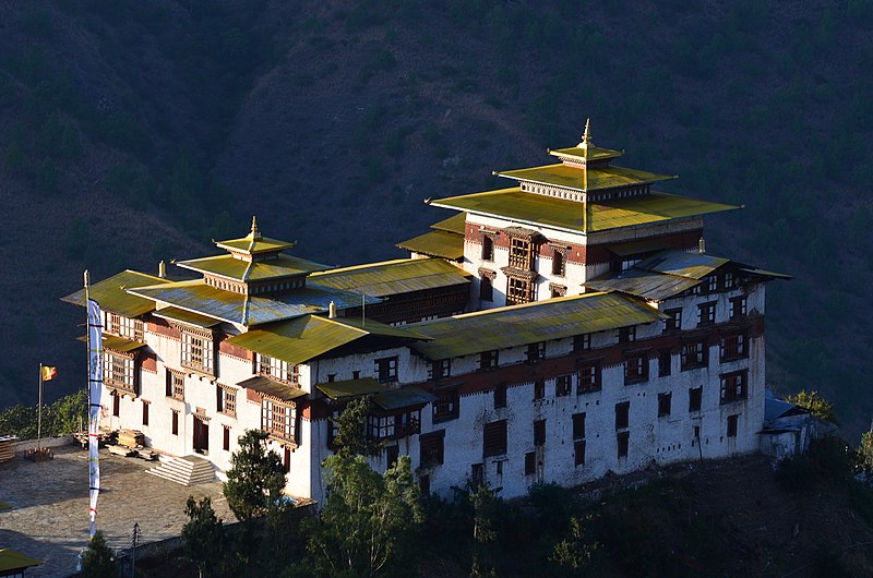 File:Tashigang Dzong 111120.jpg