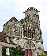 De westgevel van de basiliek met zijn drie portalen, alleen het grote centrale portaal heeft een gebeeldhouwd timpaan.