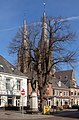 Cuijk, la sculpture (Heilig Hartbeeld) et l'église (Sint-Martinuskerk)