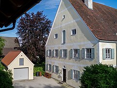 Iffeldorf, Pfarrhof und Remise 2016-07 (1).jpg