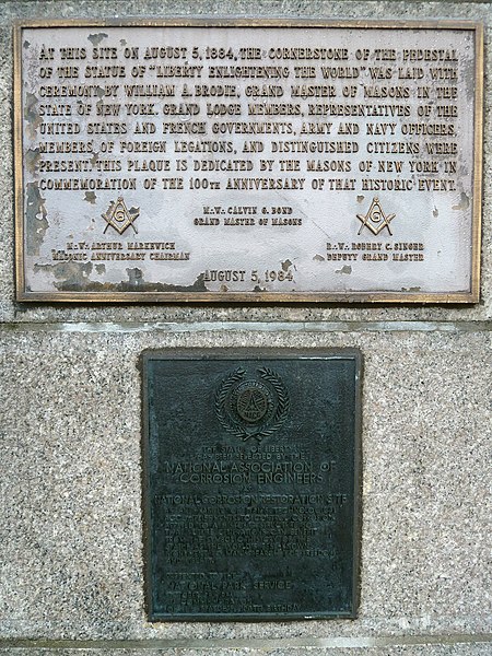 File:Plaques @ The Statue of Liberty (11654849446).jpg