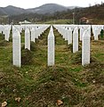 Makam di Monumen Genosida Srebenica, mengenang korban Pembantaian Srebrenica 1995.