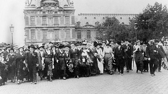 Suffragettes manifestant à Paris le 5 juillet 1914.