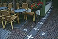 Baarle: pavimŝtonoj apud strata kafejo