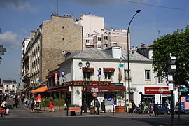 Le bar-tabac « Le Bergerac » (LB), à Bourg-la-Reine (Hauts-de-Seine, Île-de-France), portant le nom de la marque de tabac Bergerac.