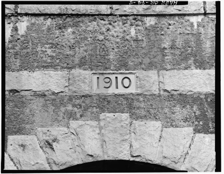 File:Detail, date stone in belt course above keystone, east portal of Tunnel 22, view to southeast, 380mm lens with electronic flash fill. - Southern Pacific Railroad Natron Cutoff, HAER ORE,20-OAKR,1-5.tif