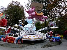 Een red baron op de kermis in Dumbo-stijl