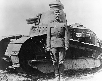 George S. Patton alături de un tanc Renault FT-17.