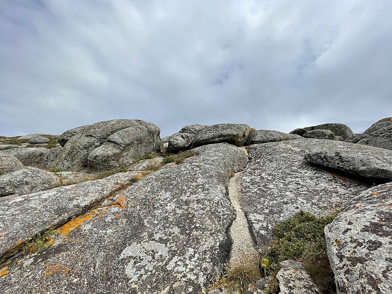 File:Penedos do cabo Udra (Bueu) 14.jpg