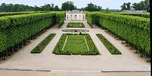 Jardin à la française au centre, rangées d'arbres de chaque côté, Pavillon au fond.