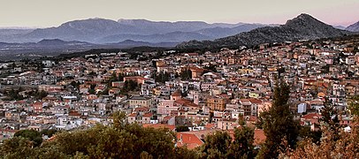 Vista della cittadina di Dorgali dal colle del Carmelo.jpg