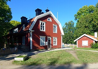 Huvudbyggnaden med Lovisedalstorpet.