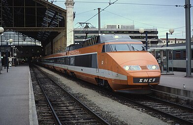 Triebkopf mit SNCF-Emblem an der Spitze in Marseille, 7. Mai 1987