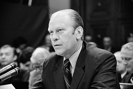 ABD'nin 38. Devlet Başkanı Gerald Ford, kendisinin Watergate sanıklarından Richard Nixon'a uyguladığı 8 Eylül 1974 tarihli af kararı ile ilgili olarak Meclis Yargı Alt Komitesi'nin açtığı soruşturmada (17 Ekim 1974). (Üreten: Thomas J. O'Halloran)