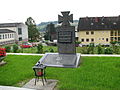 Das Denkmal auf dem örtlichen Friedhof