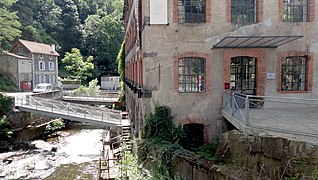 Vue sur l'usine depuis la passerelle principale.