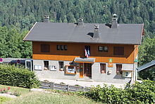 Vue de la mairie de Montsapey depuis l'église.