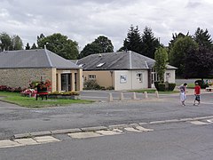 La médiathèque (ancien lavoir) et salle polyvalente.