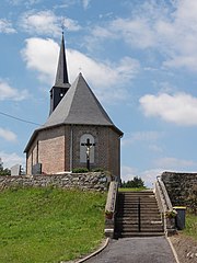 L'église sur son monticule avec le calvaire funéraire, MH