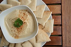 Hummus in 'n bakkie saam met pitabrood.