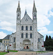 La abadía de Saint-Georges, Boscherville, es muy típica de la arquitectura normanda de principios del siglo XII con pisos de ventanas idénticas, arcadas ciegas y torreones pareados. La fachada revela la forma de la nave y los pasillos.