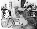 Komandan misi John Young (kanan) and Pilot Robert Crippen (kiri) bersiap untuk peluncuran, 12 April 1981.