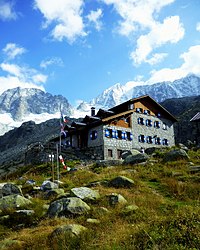 Das Rifugio Denza mit der Presanella (rechts) und der Cima d’Amola (links) im Hintergrund