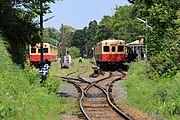 南側より望む上下線の列車交換。中線は引込線となっている（2016年4月）