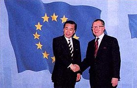 Hata và Jacques Delors năm 1994.