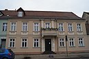 Wohnhaus mit Seitenflügel und Hofpflasterung