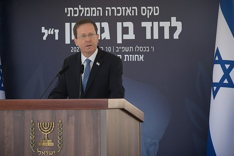 File:Isaac Herzog in Midreshet Ben-Gurion, November 2021 (KBG GPO646).jpg