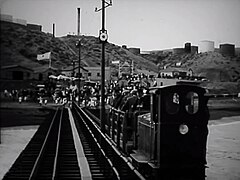 La visita de Monseñor Bottaro Arzobispo de Bs. As. en 1929 a Comodoro Rivadavia, puede verse funcionando el FC Decauville del muelle de YPF partiendo de la parada Km. 2 del FC.C.Rivadavia - C. Sarmiento.jpg